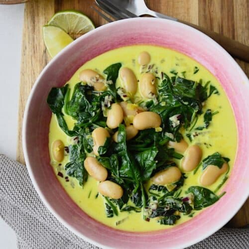 Cremiger Spinat mit weißen Bohnen und indischen Gewürzen