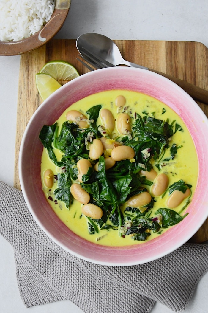 Cremiger Spinat mit weißen Bohnen und indischen Gewürzen