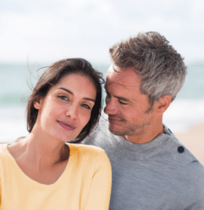 Mann und Frau genießen die frische Luft am Meer