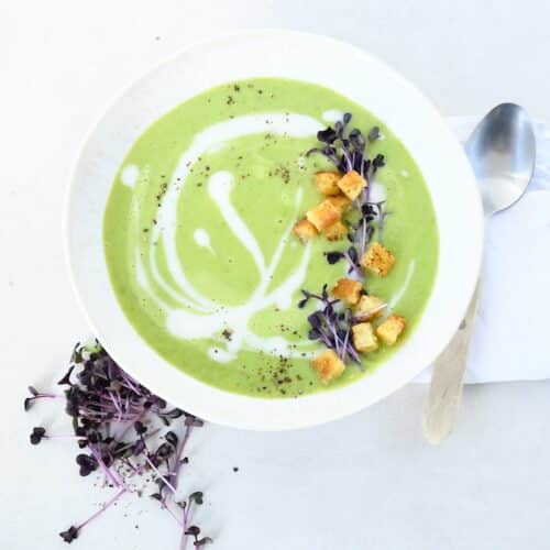 Grüne Erbsensuppe mit Microgreens vom Rettich