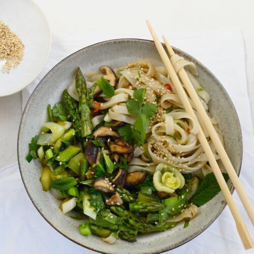 Reisbandnudel-Bowl mit grünem Spargel, Pak Choi & Shiitake
