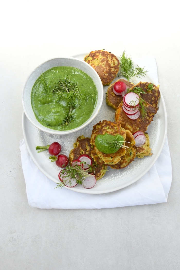 Gemüsepuffer mit veganer „grüner Sauce“