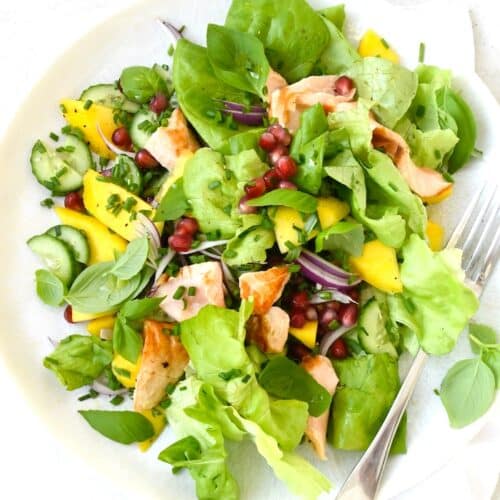 Frühlingssalat mit Lachs, Mango & frischen Kräutern