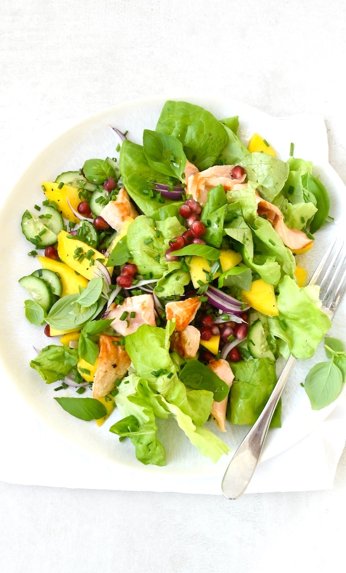 Frühlingssalat mit Lachs, Mango & frischen Kräutern