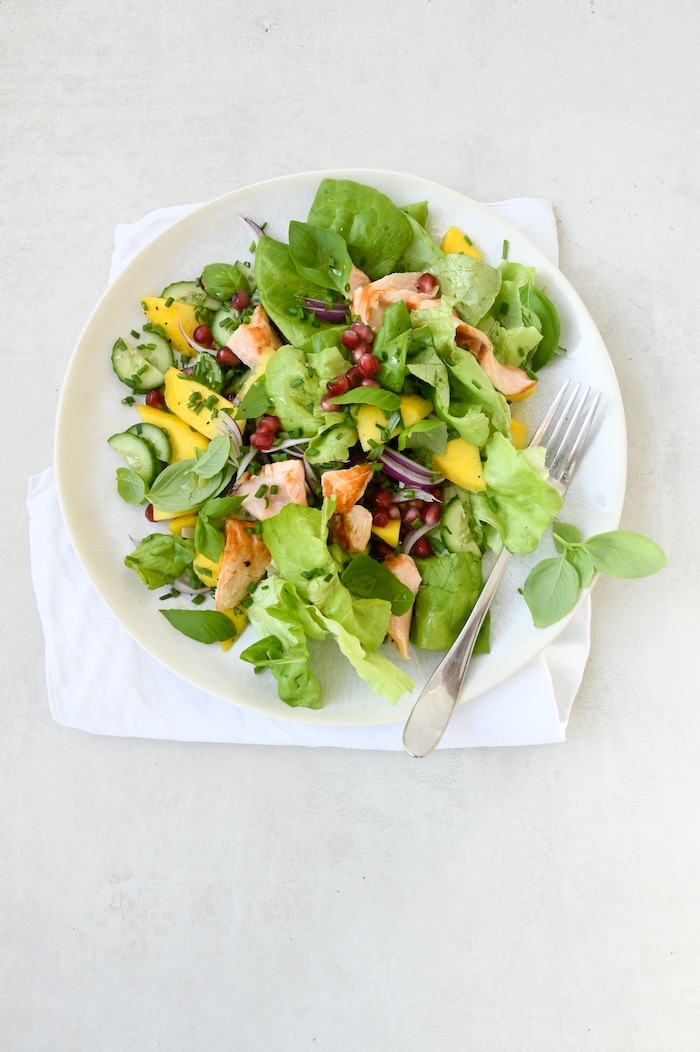 Frühlingssalat mit Lachs, Mango & frischen Kräutern