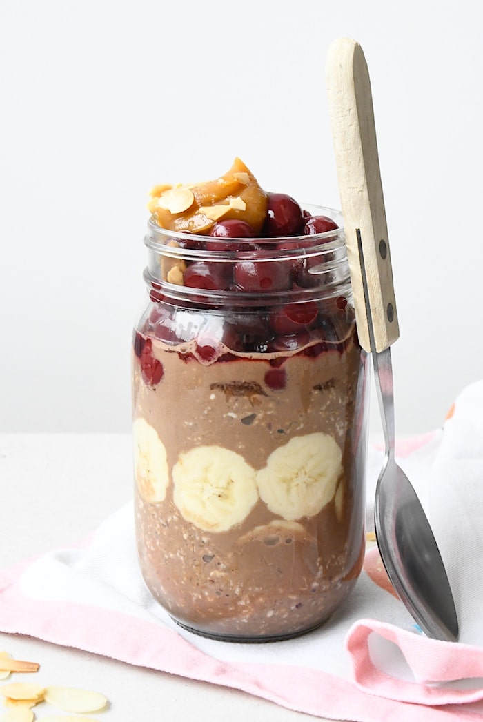 Bircher Müsli mit Kakao und Kirschen