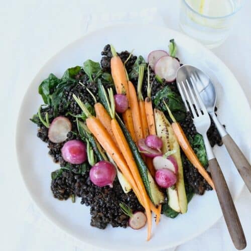 Vegane Beluga-Linsen-Bowl mit Frühlingsgemüse: Fein, aromatisch und nährstoffreich
