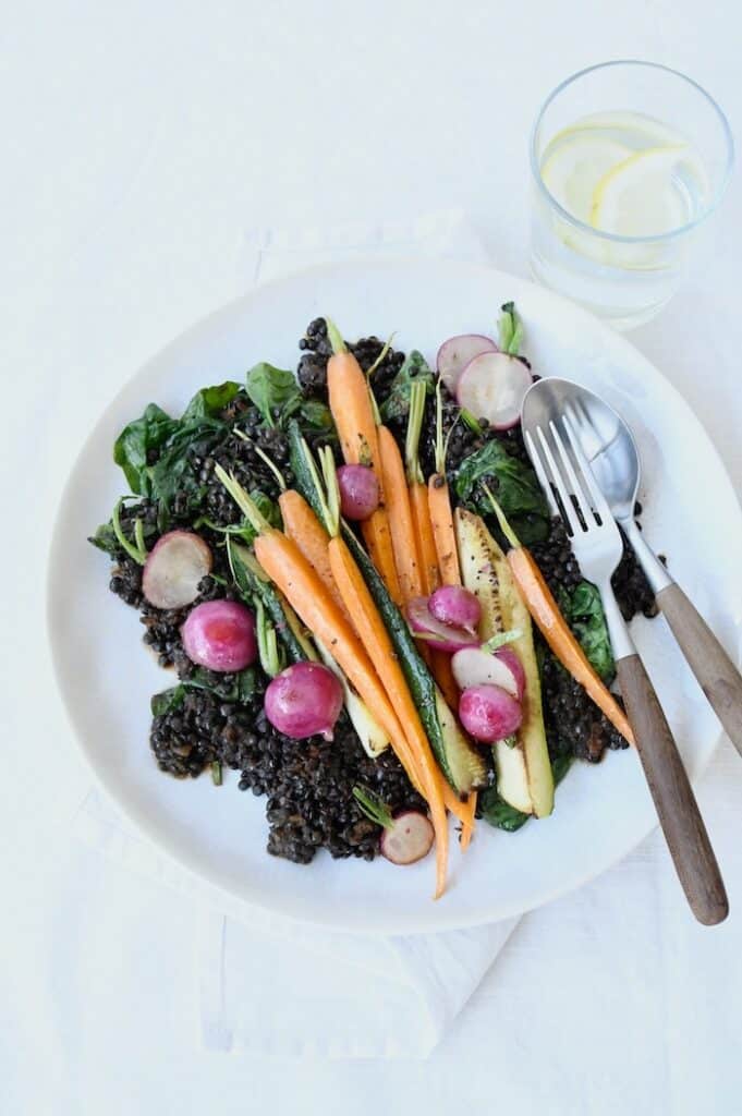 Vegane Beluga-Linsen-Bowl mit Frühlingsgemüse: Fein, aromatisch und nährstoffreich