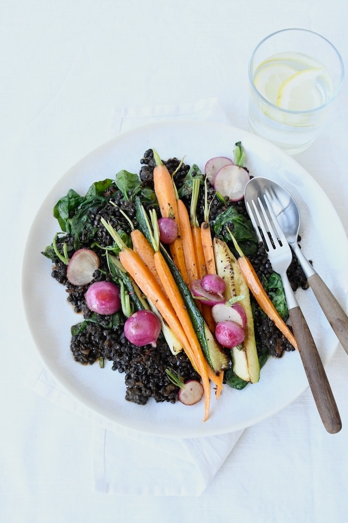 Vegane Beluga-Linsen-Bowl mit Frühlingsgemüse: Fein, aromatisch und nährstoffreich