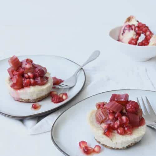 Rhabarber-Granatapfel-Cheesecake ohne Backen: leicht, saisonal, überraschend