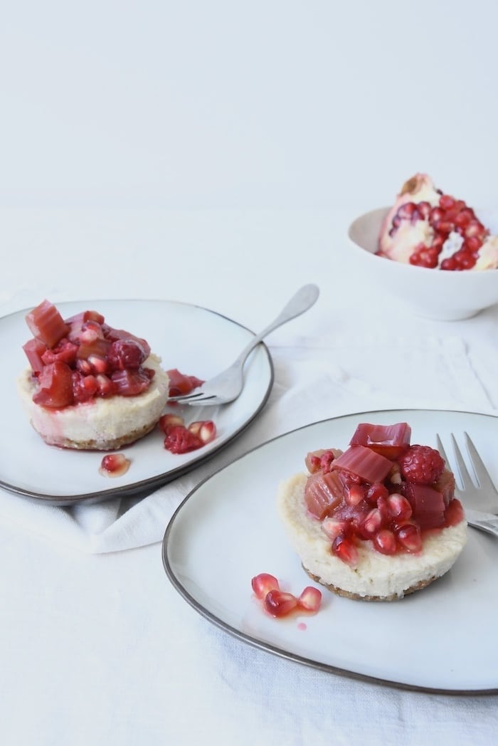 Rhabarber-Granatapfel-Cheesecake ohne Backen: leicht, saisonal, überraschend