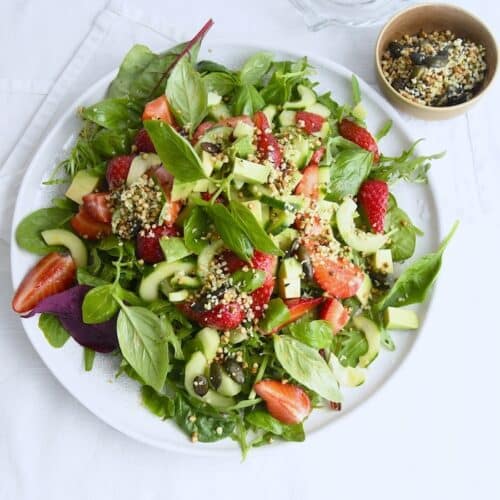 Leichter Erdbeer-Basilikum-Salat mit Avocado für strahlende Haut