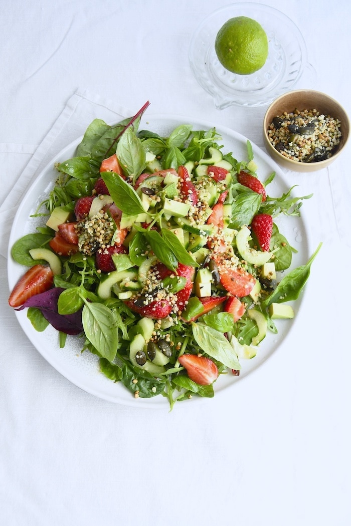 Leichter Erdbeer-Basilikum-Salat mit Avocado für strahlende Haut