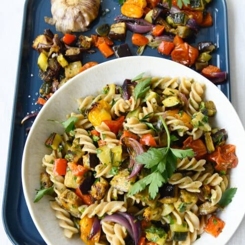 Mediterrane Pasta mit Ofengemüse & geschmortem Knoblauch