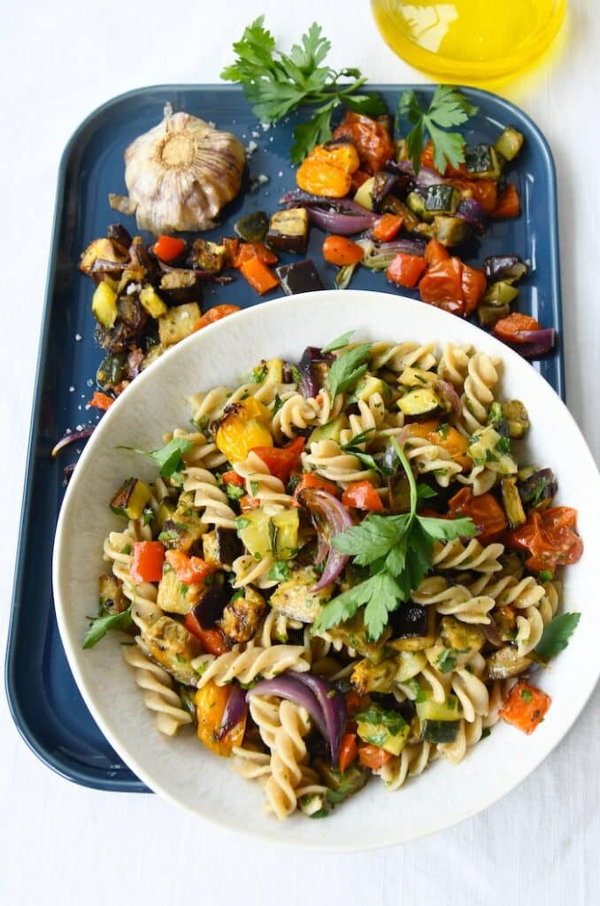 Mediterrane Pasta mit Ofengemüse & geschmortem Knoblauch