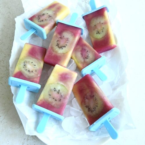 Exotische Popsicles mit pinkem Pitaya-Mango-Pitaya-Popsicles mit Kiwi