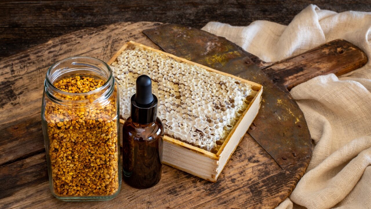 Braune medizinische Flasche mit Deckel, Weissglas mit Propolis, Honigwabe