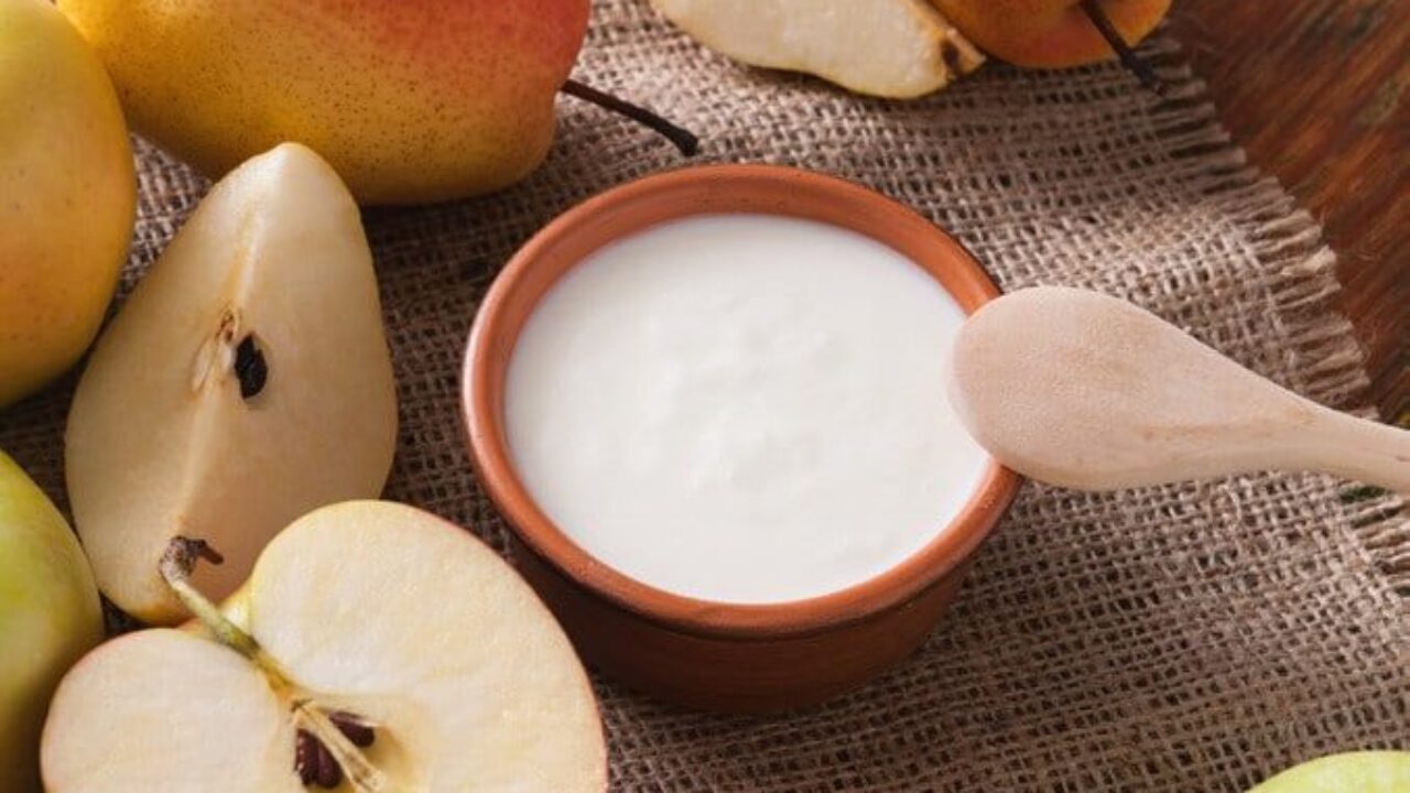 Äpfel, Birnen und Yoghurt sind gut als leicht verdauliche Zwischenmahlzeit geeignet