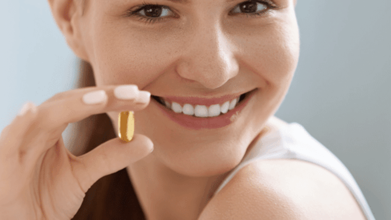 frau-mit-omega-3-kapsel