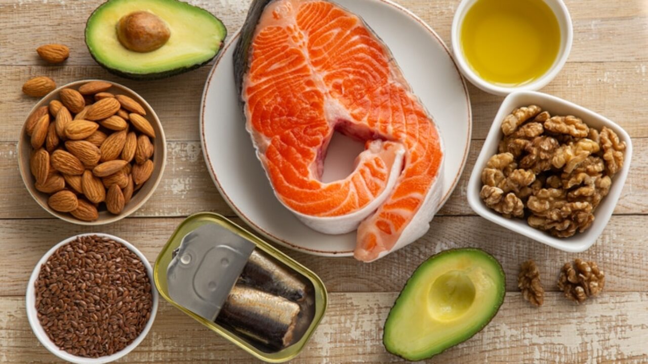 Gesunde Lebensmittel: Lachs, Nüsse, Avocado