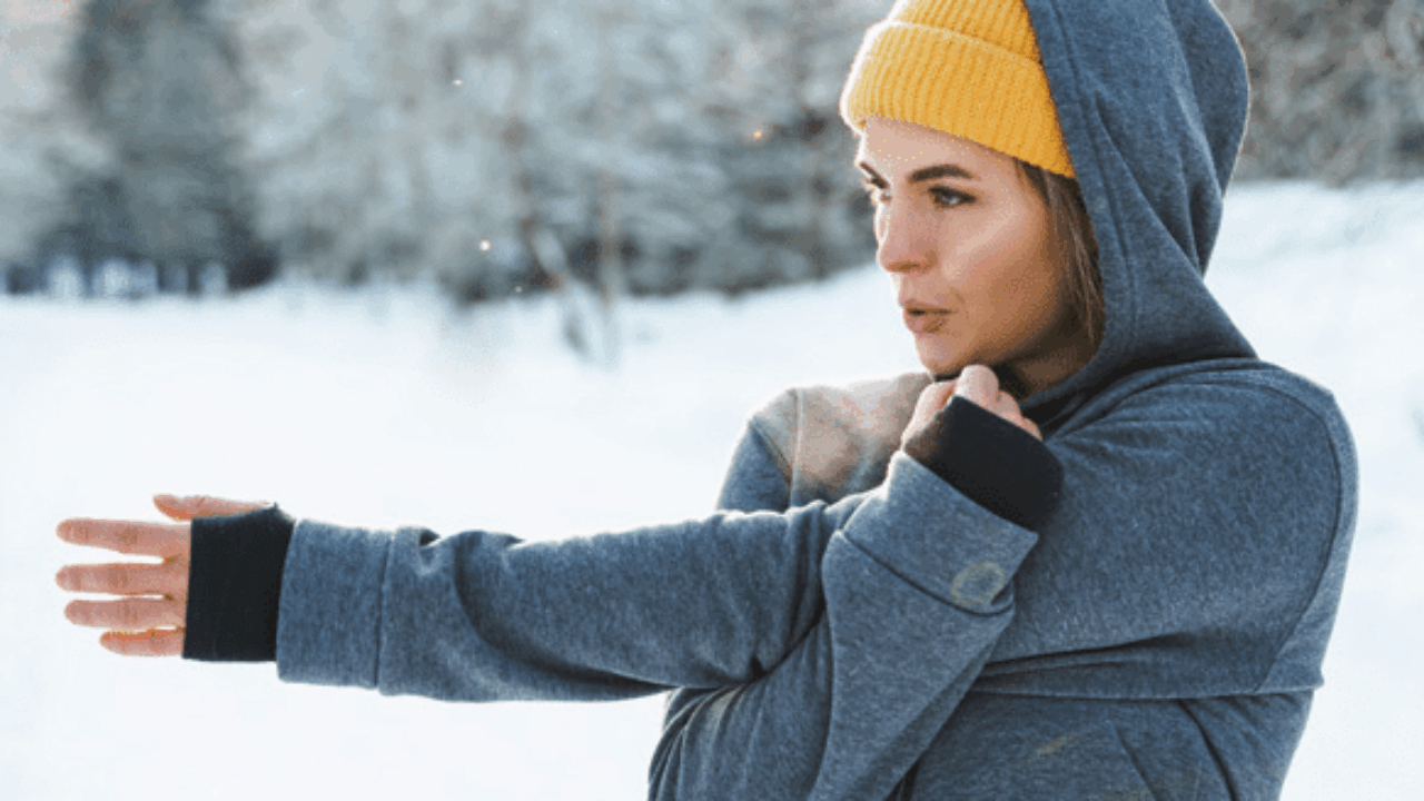 junge Frau bei Fitness-Übungen im Schnee