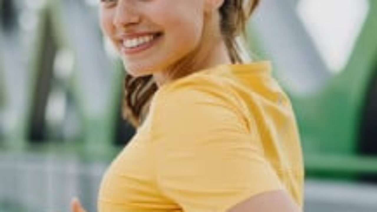 junge-frau-joggen-bruecke_EDIT_iStock-1437499857