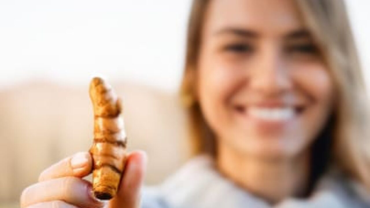 junge-frau-mit-curcuma-knolle