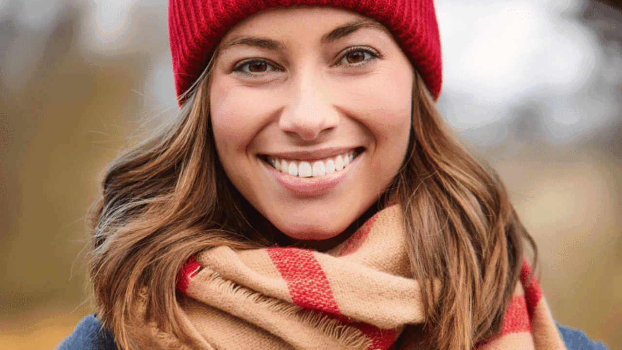 junge Frau mit Mütze und Schal - straffe Gesichtshaut durch gute Kollagen-Versorgung