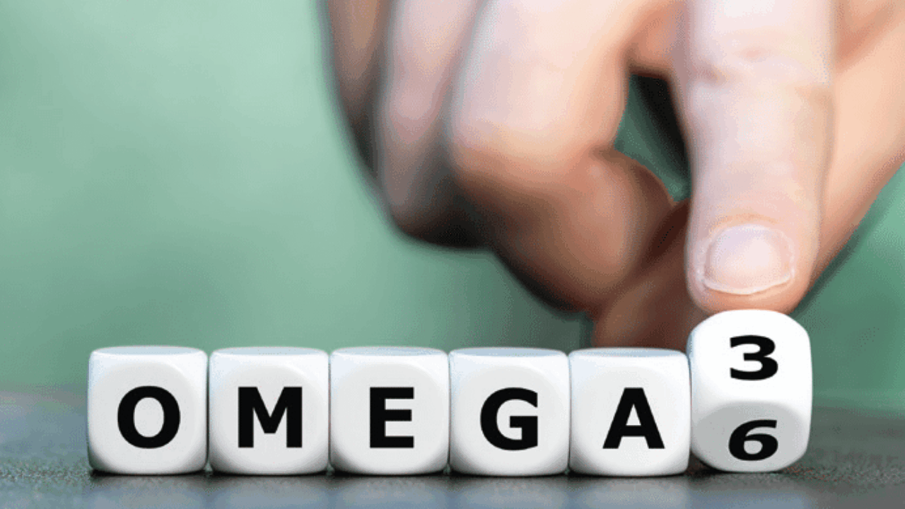 Eine Reihe von Würfeln, auf denen die Buchstaben O-M-E-G-A und die Ziffern 3 und 6 zu sehen sind.