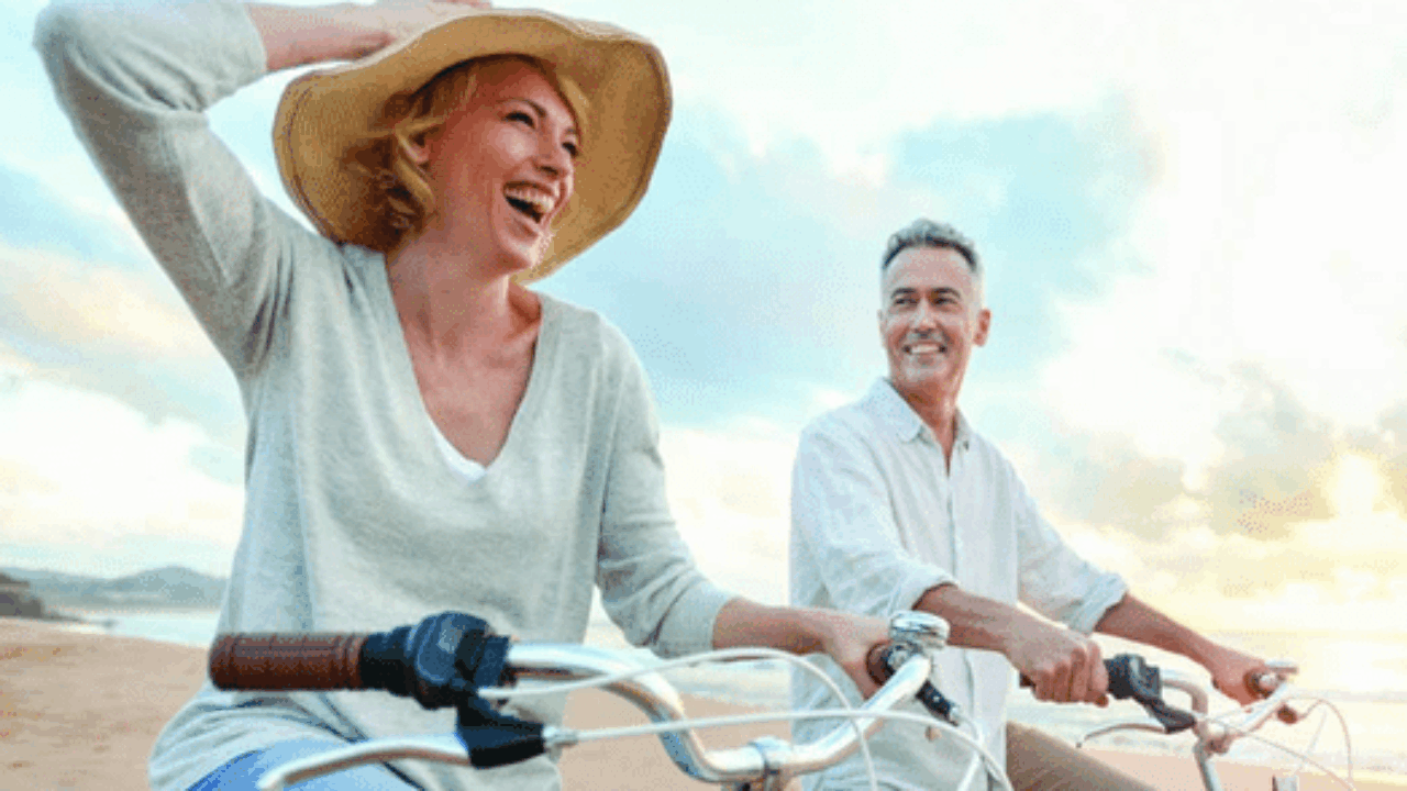 Radtour am Strand bei Sommerwind